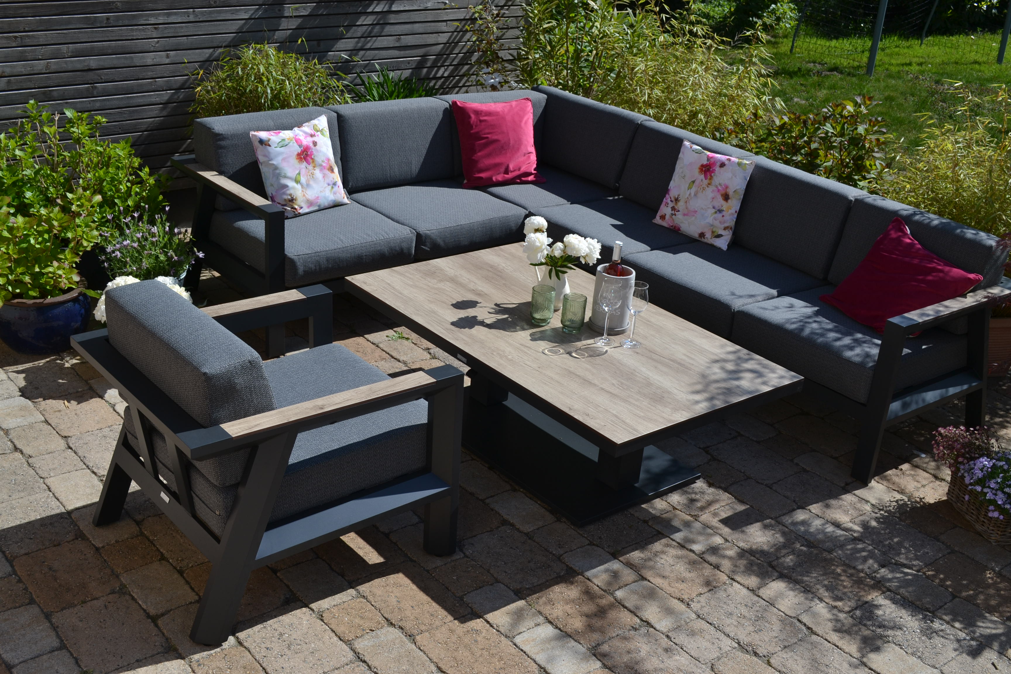 elegante Gartenlounge Lucia + 1 großer Lounge Sessel mit höhenverstellbarem Lifttisch - Tischplatte wetterfestes HPL - Gartenloungeset