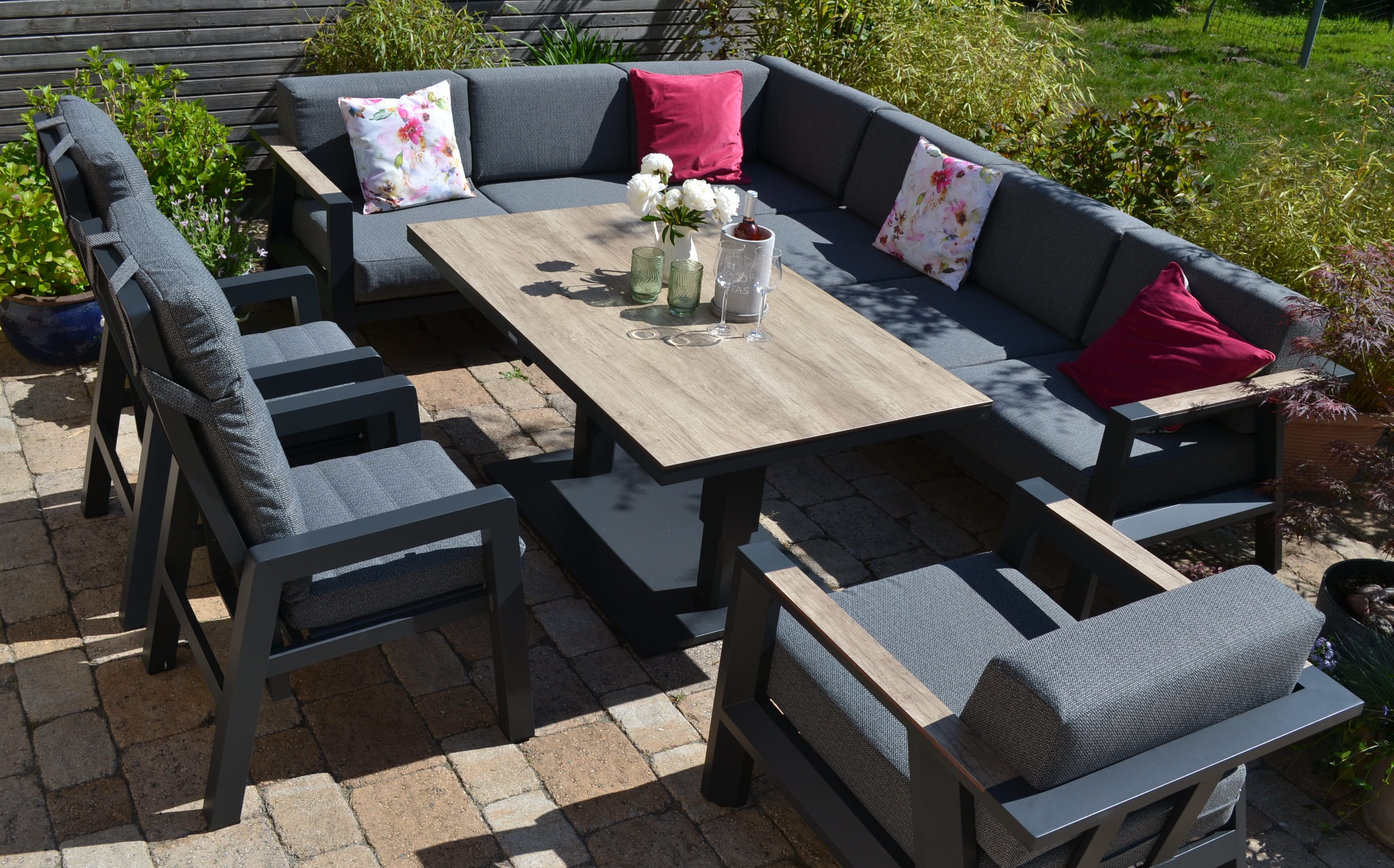 elegante Gartenlounge Lucia + 1 Lounge Sessel + 2 Hochlehner Stühle Montana - mit höhenverstellbarem Lifttisch - Tischplatte wetterfestes HPL - Gartenloungeset