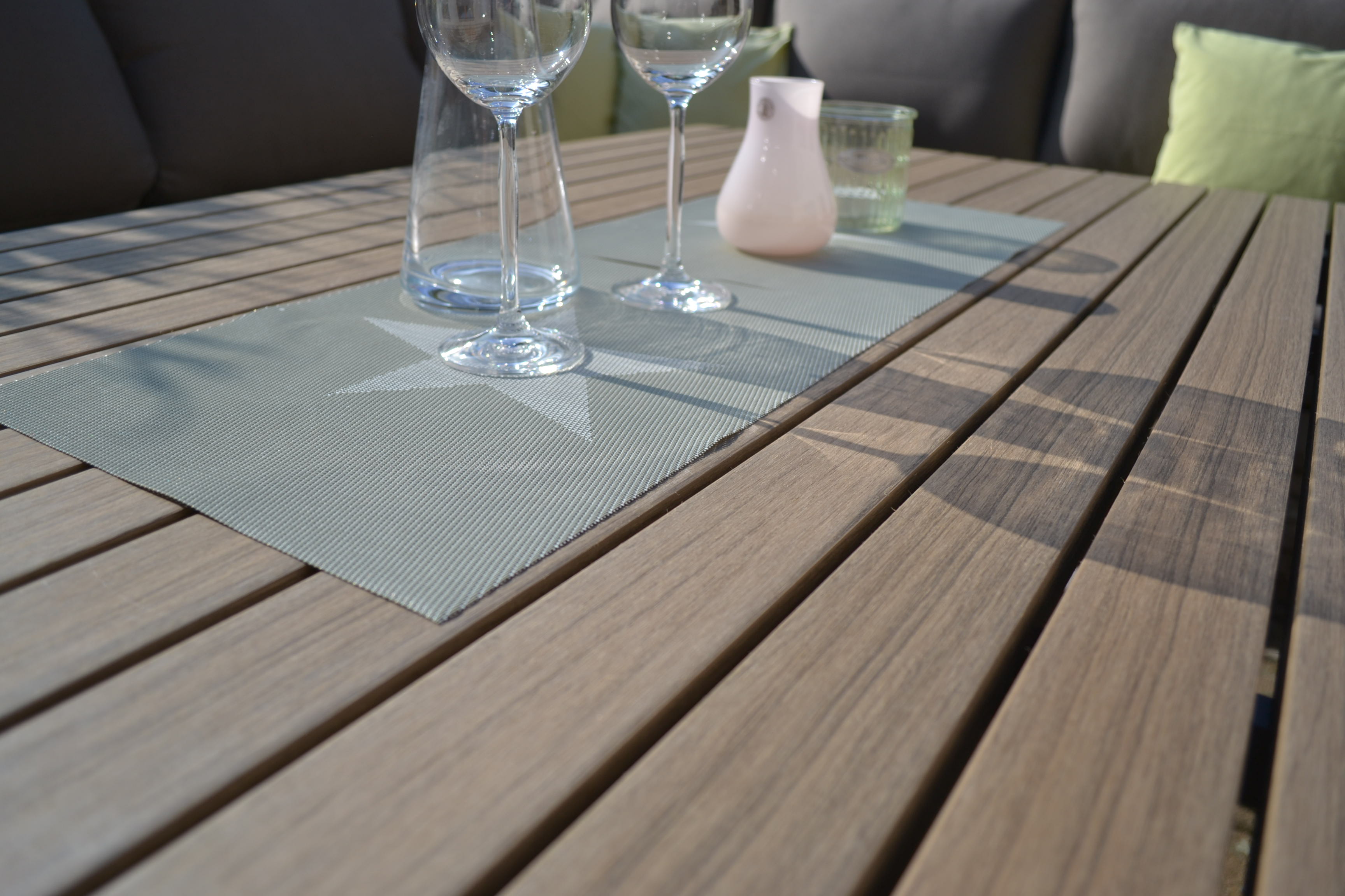 Enviro Wood Ecklounge + Tisch Mailand L-Form, lange Seite des Sofas rechts