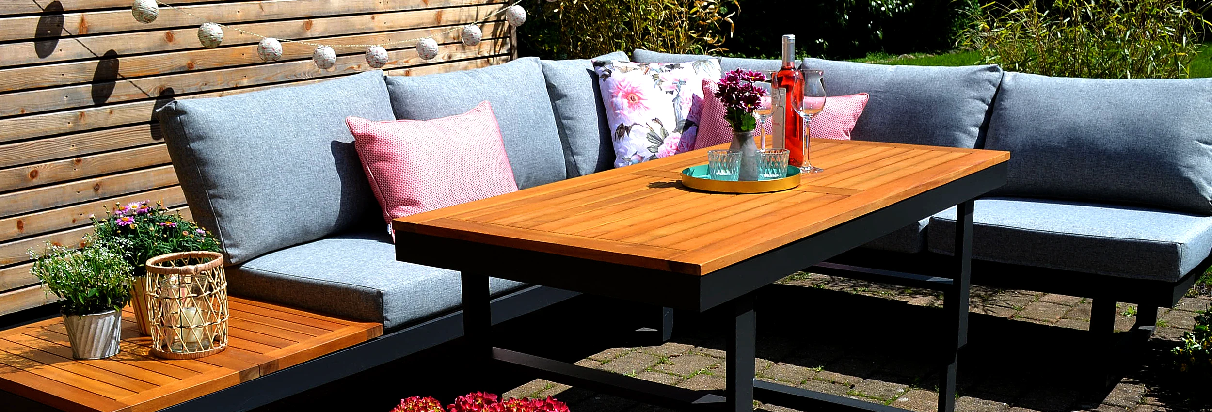 Ecklounge Santorini aus Akazienholz Mit höhenverstellbarem Tisch für flexible Momente