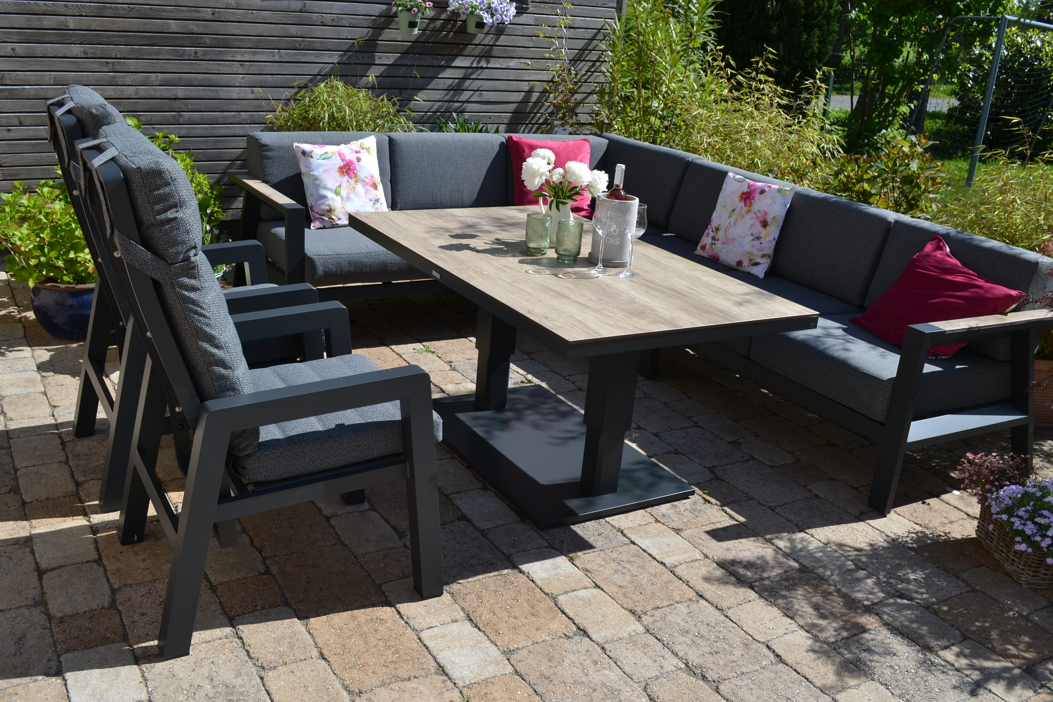elegante Gartenlounge Lucia + 2 verstellbare Hochlehner Stühle Montana - mit höhenverstellbarem Lifttisch - Tischplatte wetterfestes HPL - Gartenloungeset