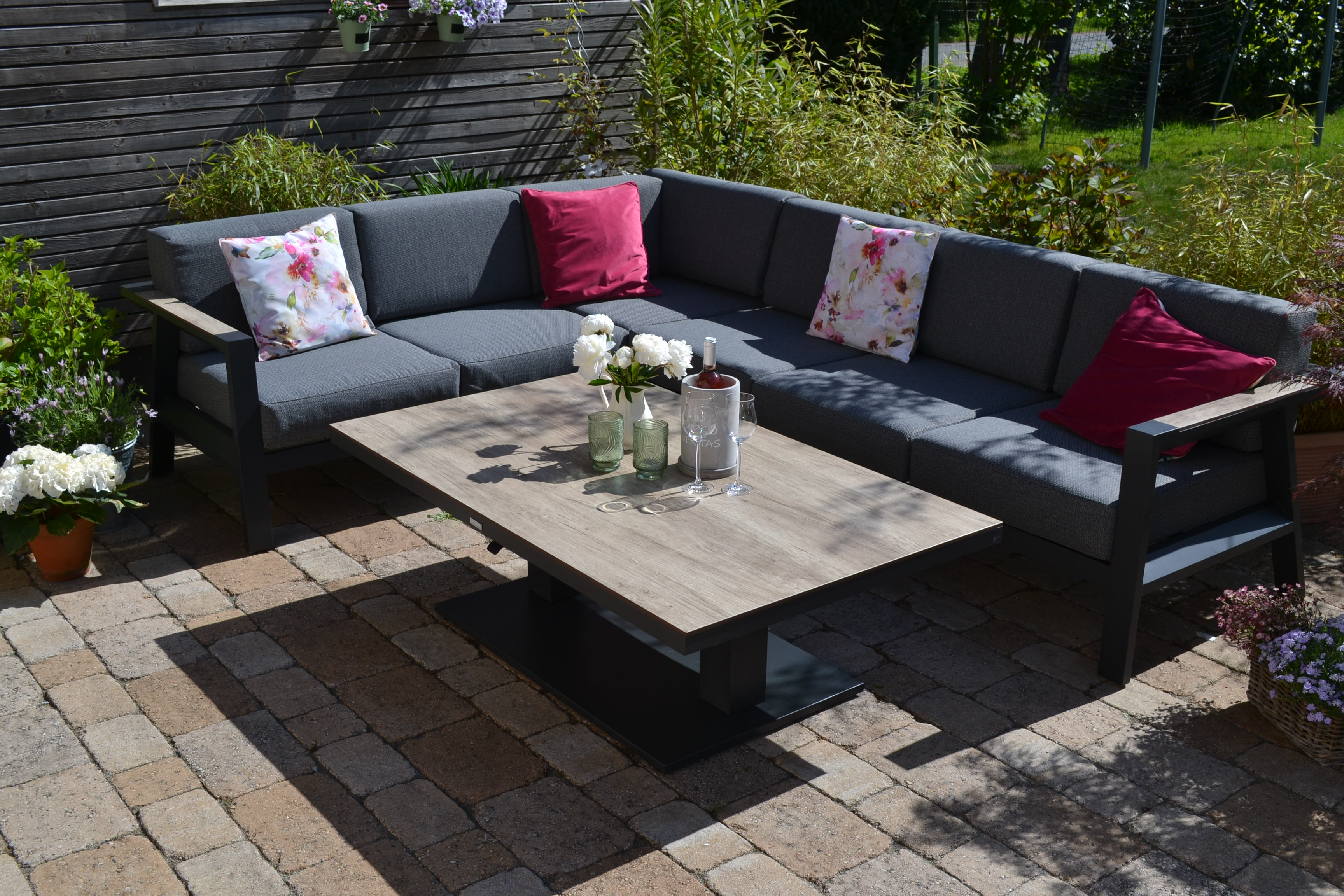 elegante Gartenlounge Lucia- komplettes Gartenloungeset mit höhenverstellbarem Lifttisch - Tischplatte wetterfestes HPL 