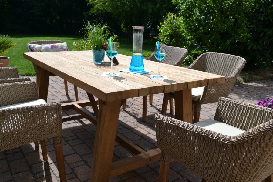 Möbel & Garnituren für den Garten aus Echtholz