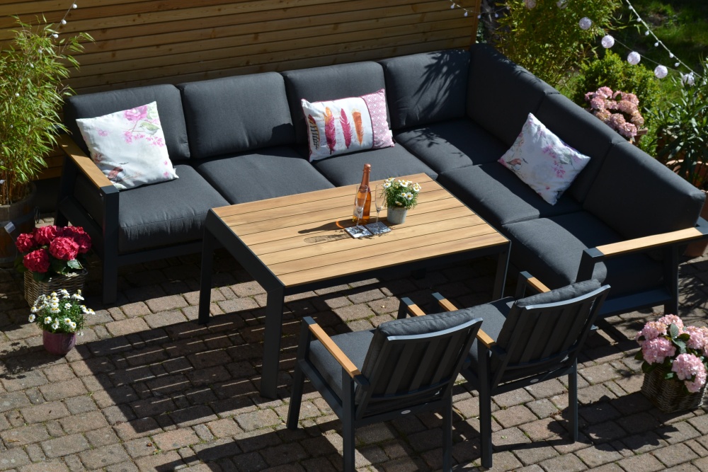 Möbel & Garnituren für den Garten aus Echtholz